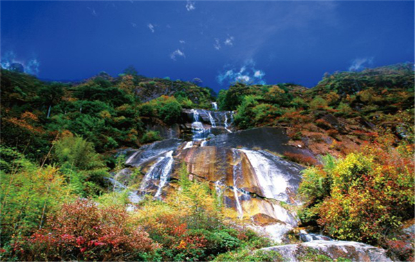 怒江旅游：一場(chǎng)冰雪彩林盛宴，正在怒江亞坪上演